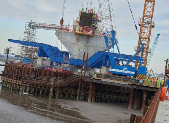 Montage d’une machine de coffrage pour les piliers de pont chez PRAFER
