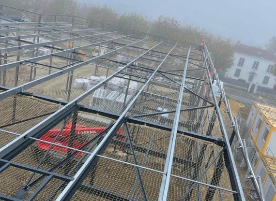 Montage de la charpente de 8t d’un bâtiment commercial à Villemoisson-sur-Orge